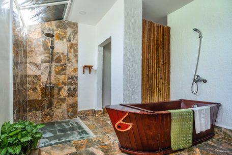Mekong Lodge, Cái Bè Suite Bathroom