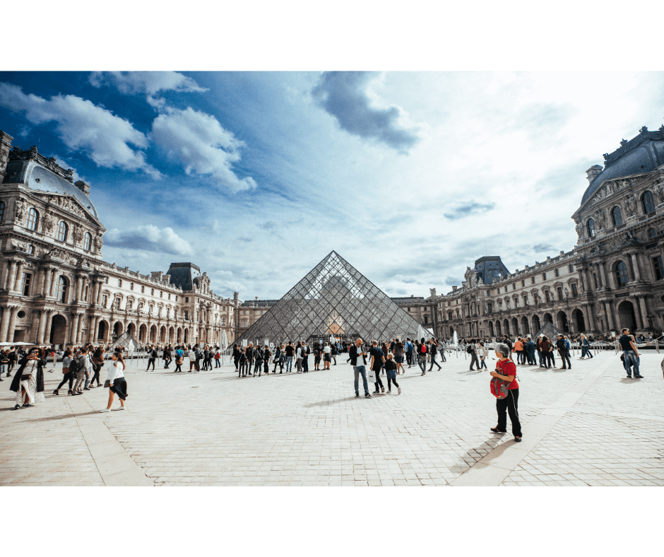 Bên Ngoài Bảo Tàng Louvre